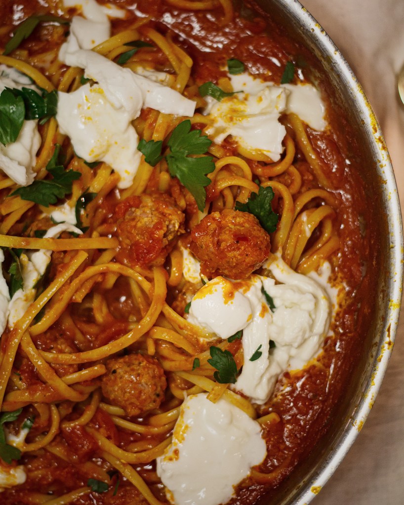 Salsicca-köttbullar i en tomatsås med pasta