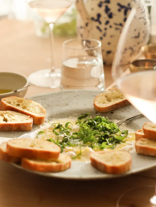 Burratadipp med ugnsrostade baguettbitar